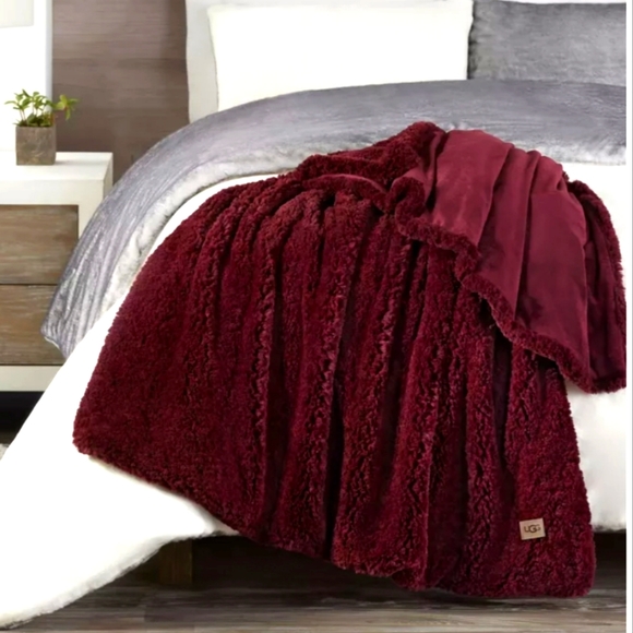 UGG Teddie Reversible Throw Blanket - Picture 2 of 4